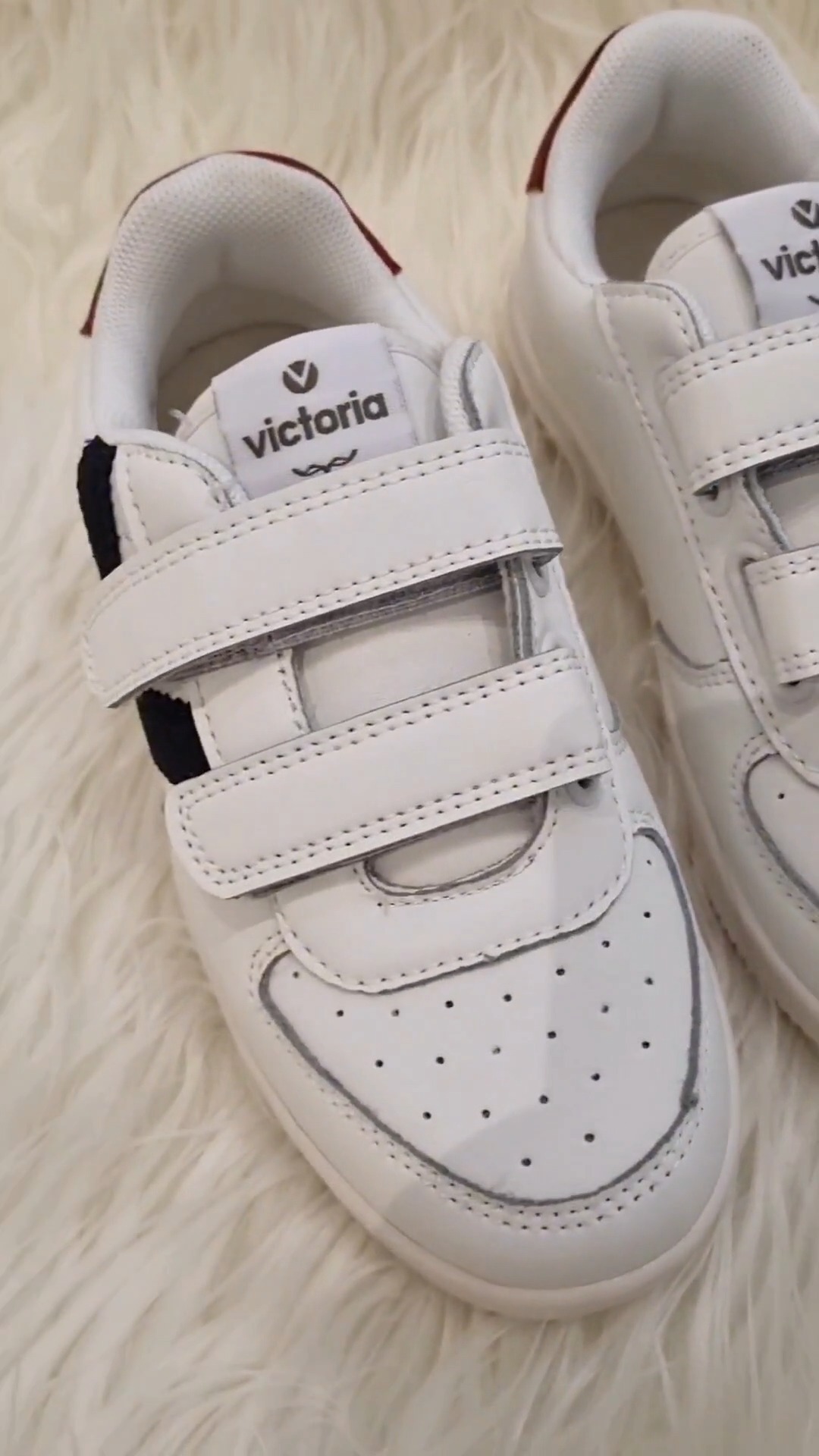 u confort et un design passe-par tout avec ces baskets signées Victoria 🥰
Tailles 28 au 34
Venez nous rejoindre sur @chaussmomeschaussure, spécialiste des chaussures pour enfants et bébés, et découvrez notre large collection de chaussures conçues exclusivement pour vos petits bouts de chou 🥰
#millim #chaussmomes #enfant #kidsshoes #chaussure #chaussuresenfant #modeenfant #victoria